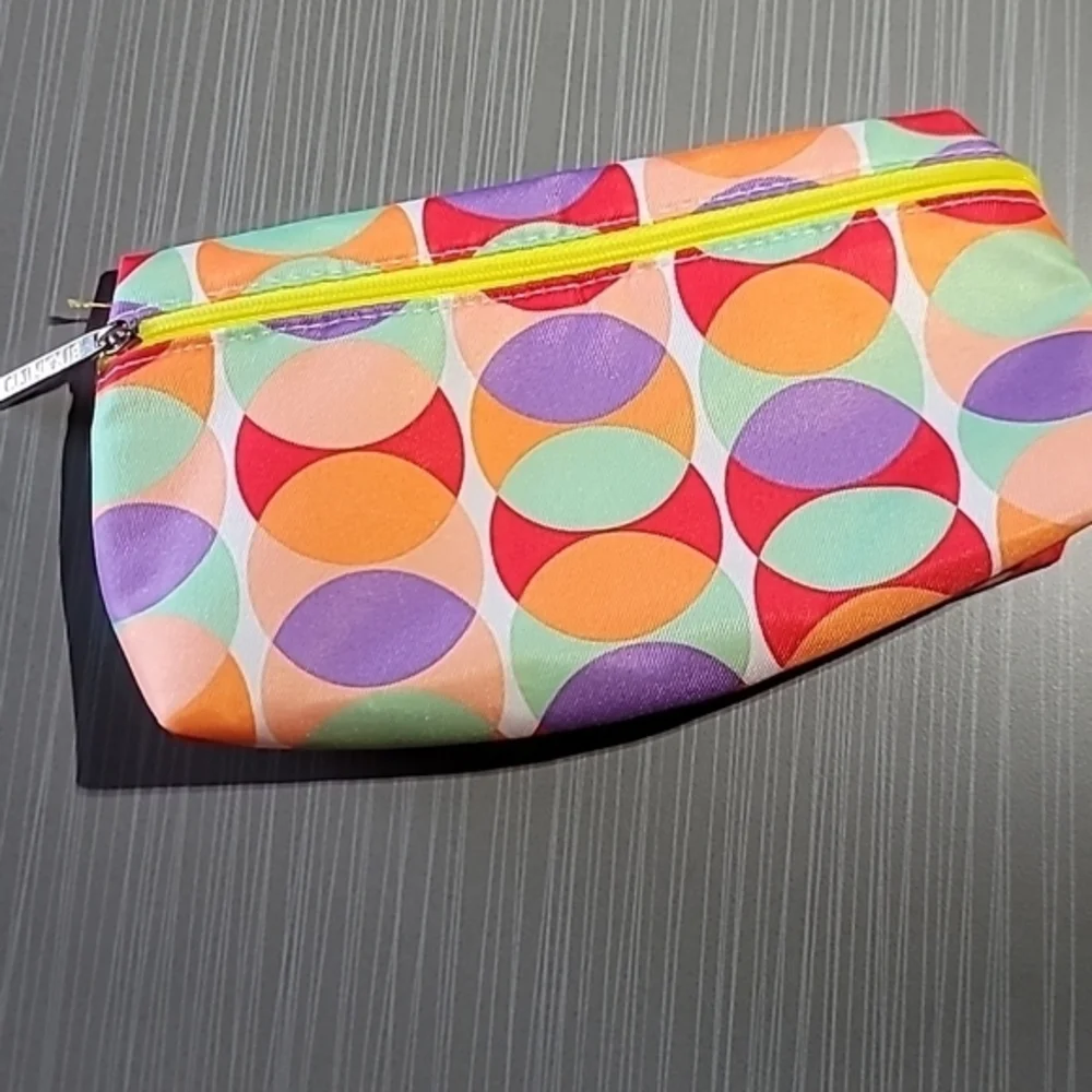 4 Cosmetic‎ Cases/Bags: 1 Estee Lauder (Fuchsia), 3 Clinique(s) Good+ Condition